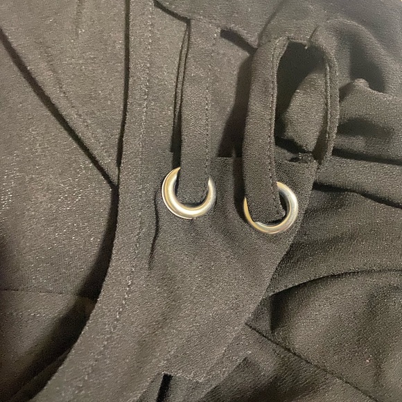 Carmen Marc Valvo shirt sleeve blouse with embellishment on ea side - Picture 3 of 6